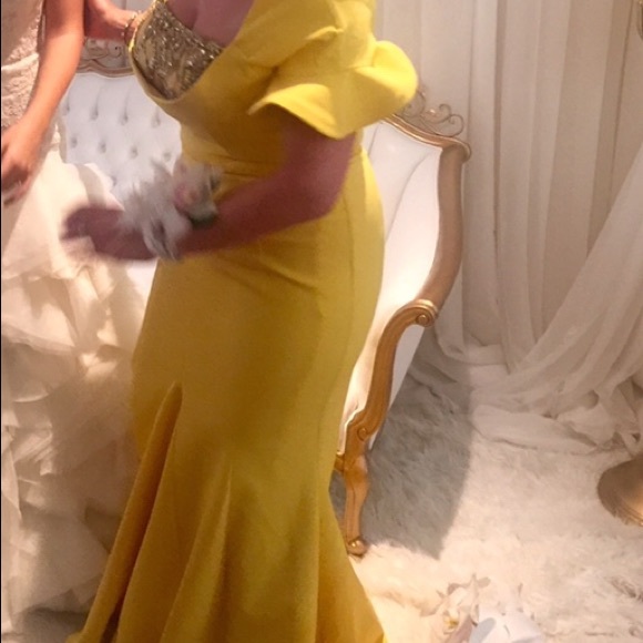 Yellow gown with embellishment - Picture 4 of 6